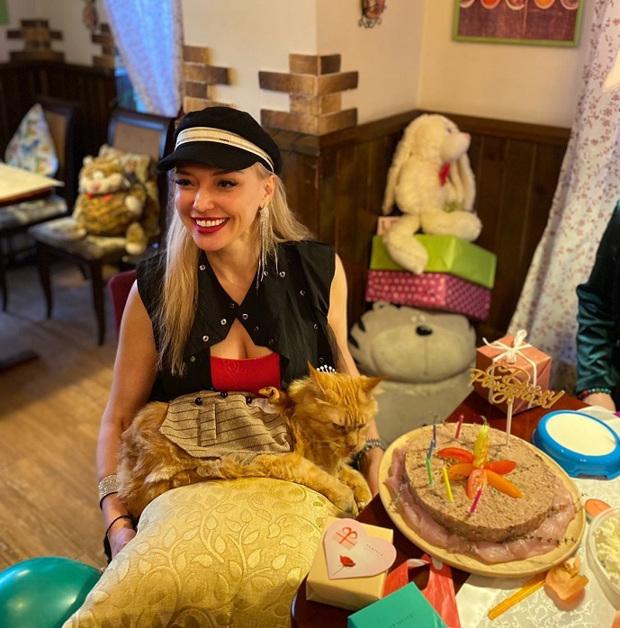 «Икра черная, икра красная, икра заморская…»: радиоведущая и фэшн дива Ольга Сан отпраздновала день рождения своего котика в одном из московских ресторанов