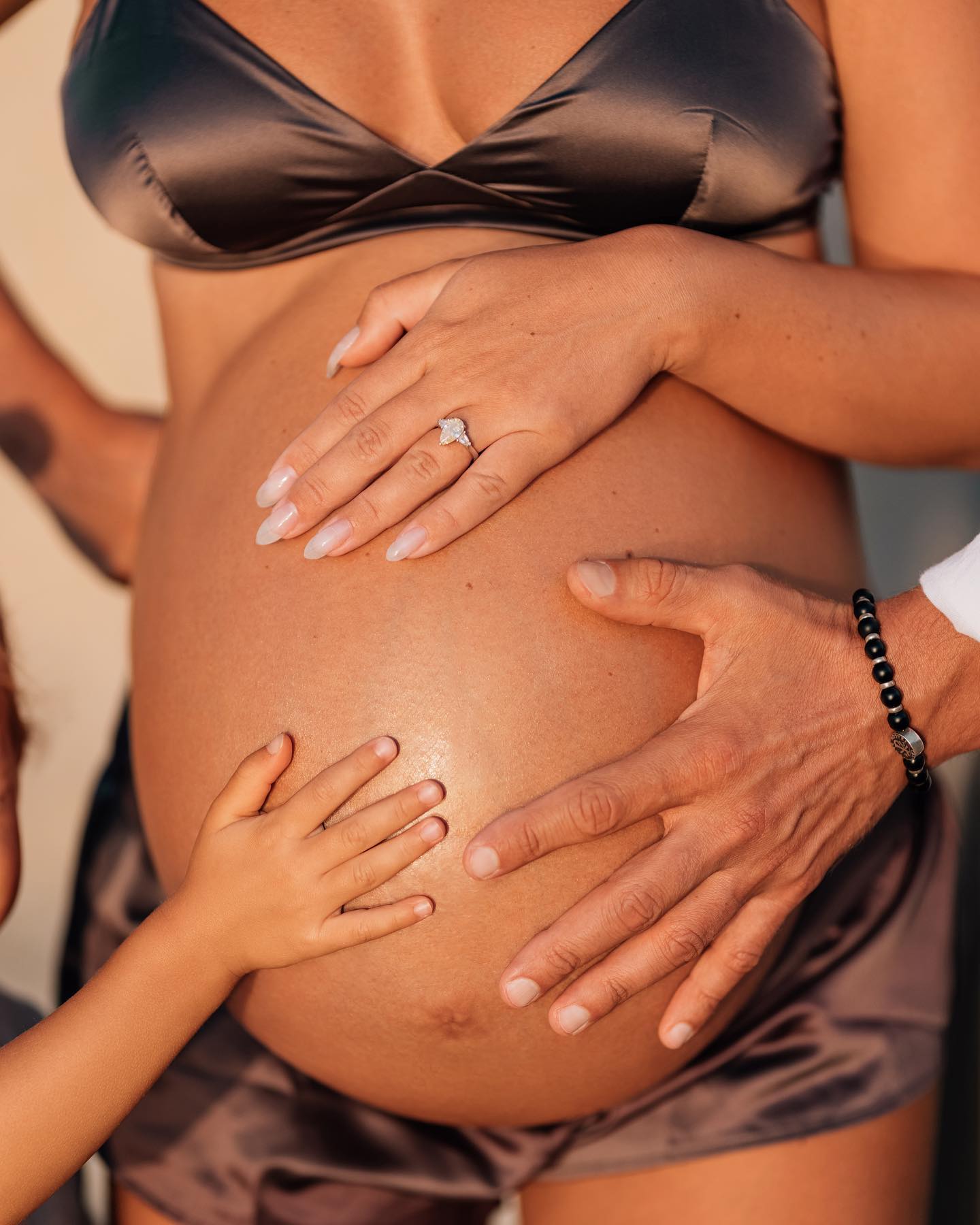Пляжные фото беременной Нюши вызвали разные эмоции у юзеров Instagram
