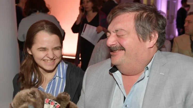 Писатель Дмитрий Быков признался, что пьёт виагру, чтобы удовлетворить молодую жену