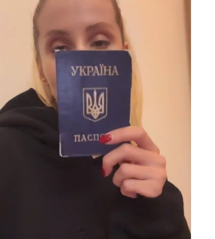 Попав под волну хейта, Светлана Лобода быстренько показала всем свой украинский паспорт