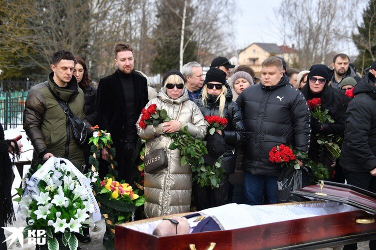 Костюм и солнечные очки: в Москве состоялись похороны Тома Хаоса