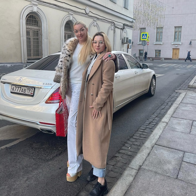 Анастасия Волочкова показала повзрослевшую дочь: Ариадна, наконец, разрешила матери сделать совместное фото