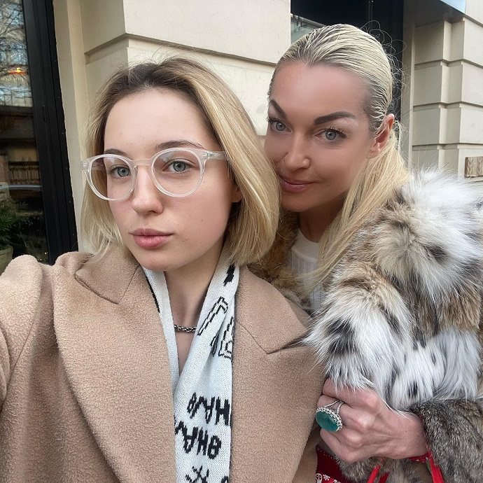 Анастасия Волочкова показала повзрослевшую дочь: Ариадна, наконец, разрешила матери сделать совместное фото