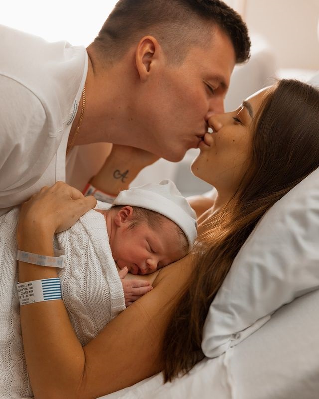 Лерчик начала постить фотографии новорожденного сына сразу после его рождения
