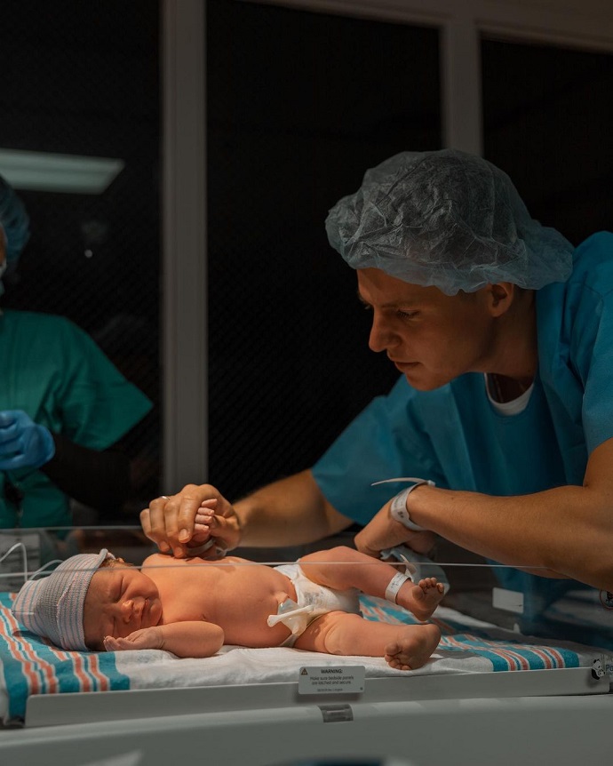 Лерчик начала постить фотографии новорожденного сына сразу после его рождения