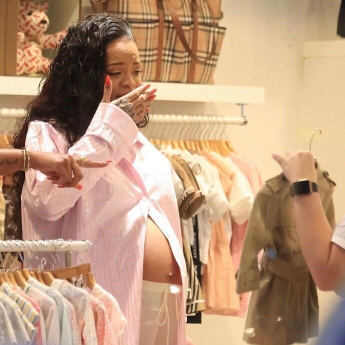 Беременная Рианна явилась в детский магазин в трусах от пижамы