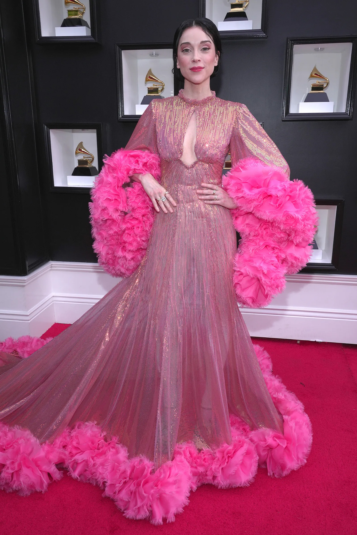 Кортни Кардашьян, Дуа Липа, Пэрис Хилтон, Леди Гага и другие звёзды показали свои наряды на Grammy-2022
