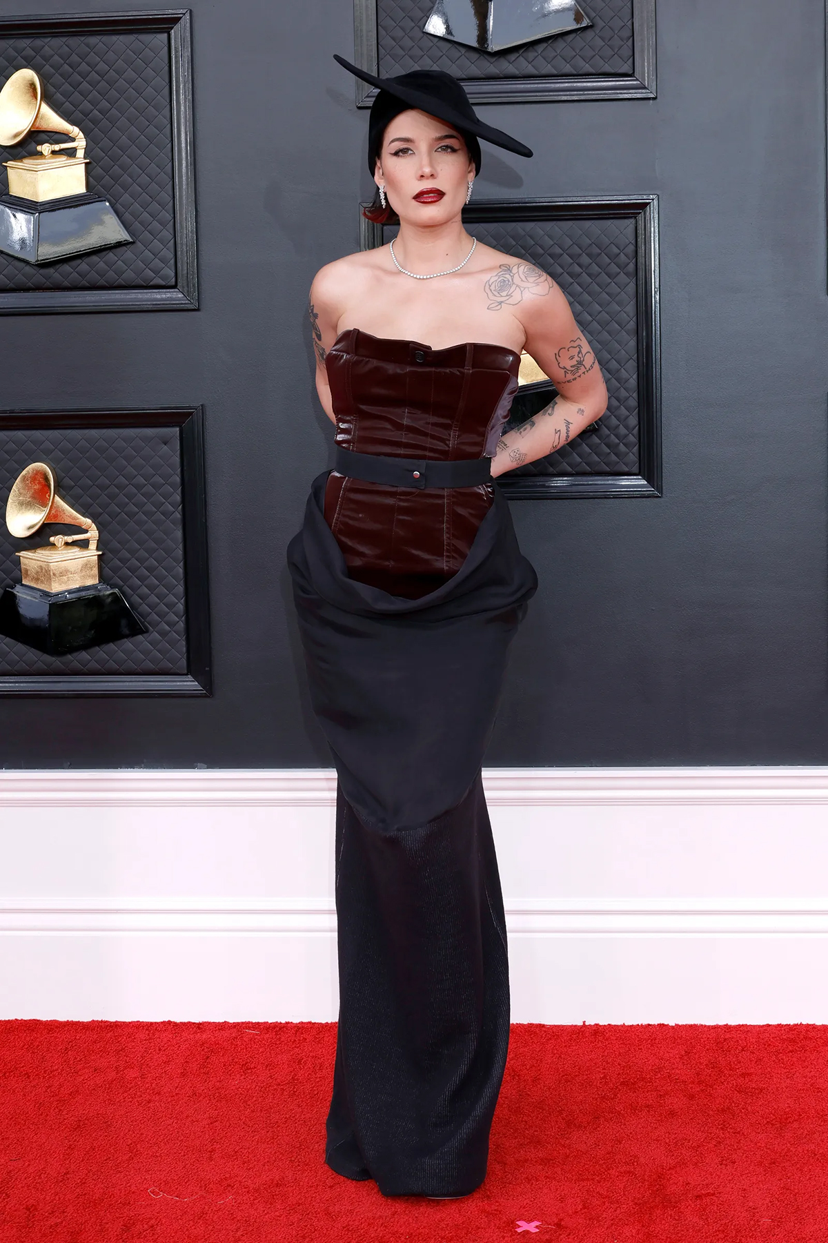 Кортни Кардашьян, Дуа Липа, Пэрис Хилтон, Леди Гага и другие звёзды показали свои наряды на Grammy-2022