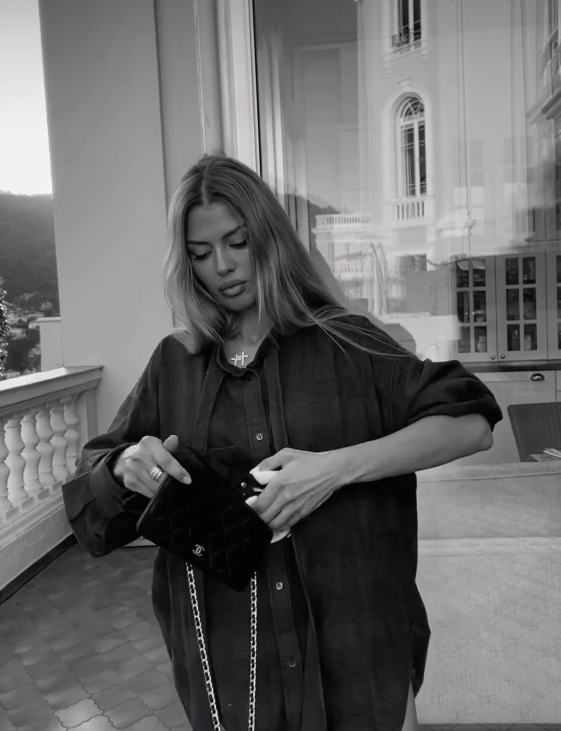 Виктория Боня покромсала сумку Chanel в знак протеста

