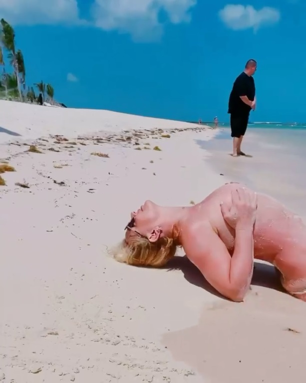 Бритни Спирс устроила стриптиз на пляже