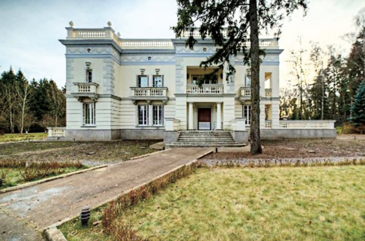 Иван Ургант в отчаянии пытается продать заплесневелый московский дом, снизив цену в три раза