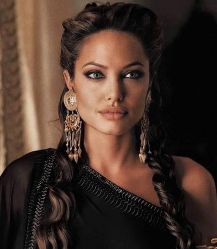 Анджелина Джоли подала в суд на ФБР