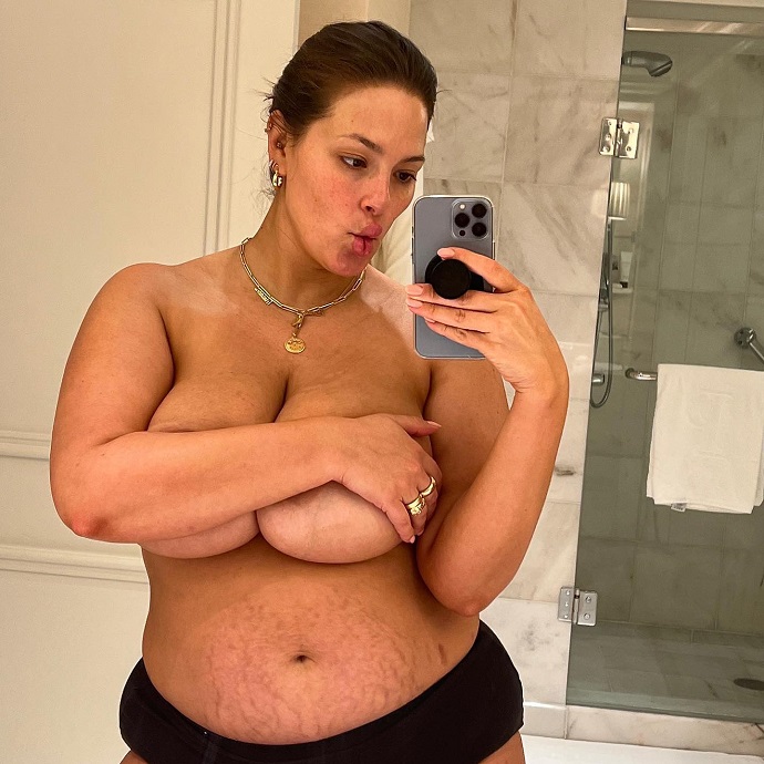 Модель plus-size Эшли Грем показала, во что превратилось её тело через три месяца после рождения близнецов