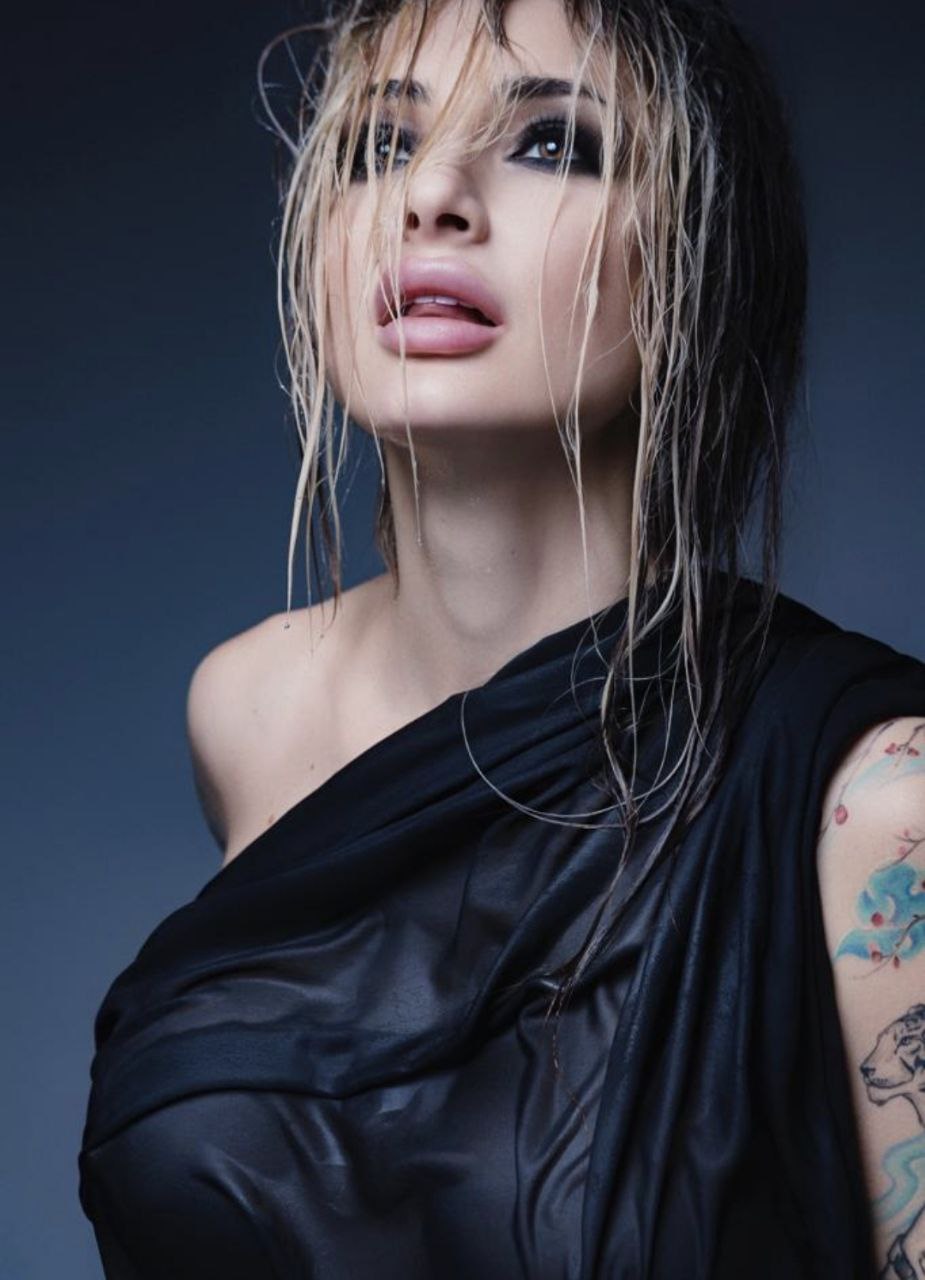 Певица Яна Ясс полностью обнажилась для обложки нового трека "Цветы лотоса"