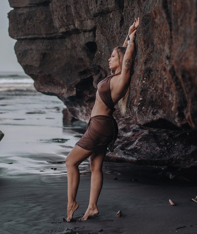 Рита Дакота устроила фотосессию в стиле «мокрая маечка», показав свою грудь во всей красе