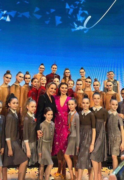 Алина Кабаева пришла на открытие своего фестиваля в шелковом платье за 110 тысяч рублей