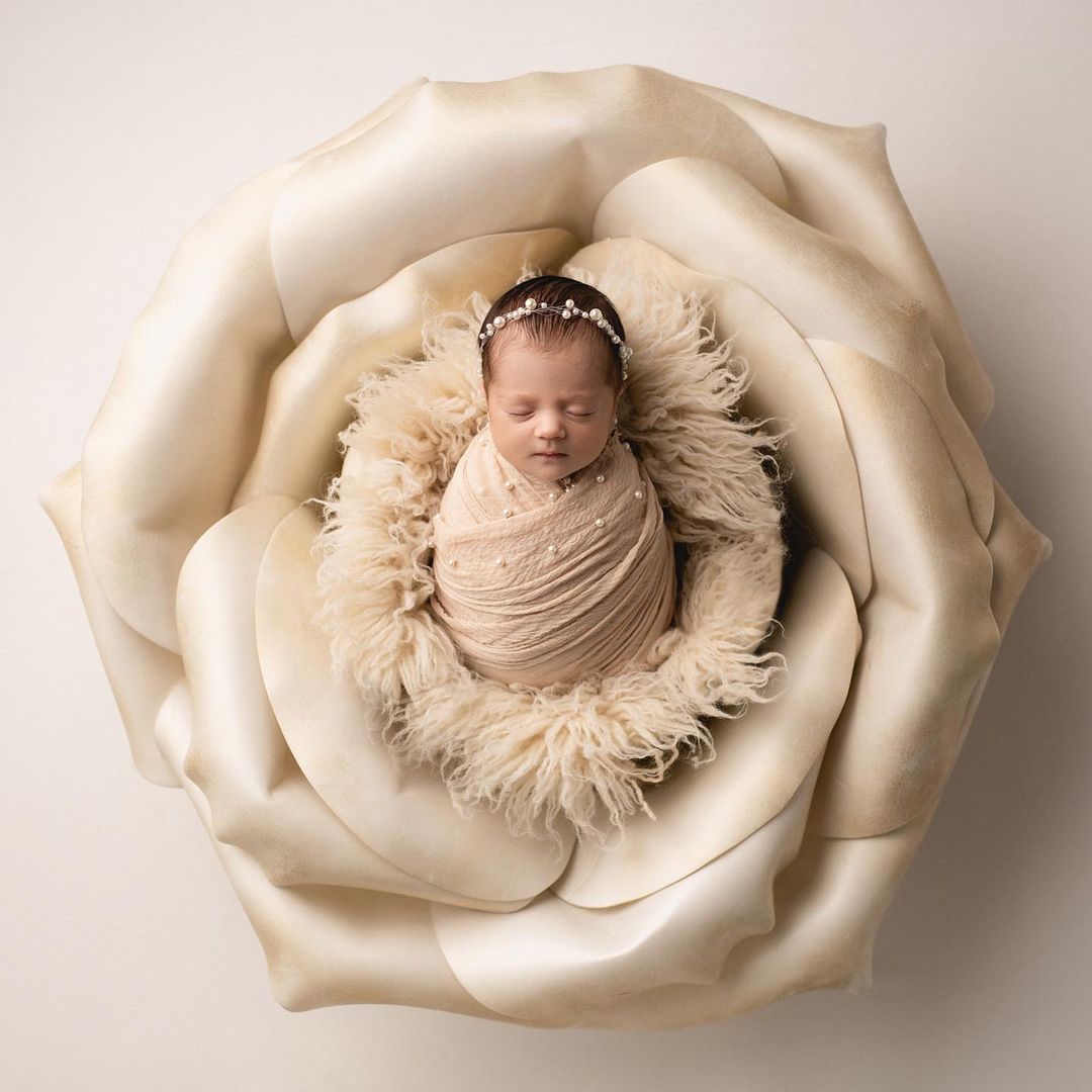 Саша Кабаева устроила фотосессию новорождённой дочке
