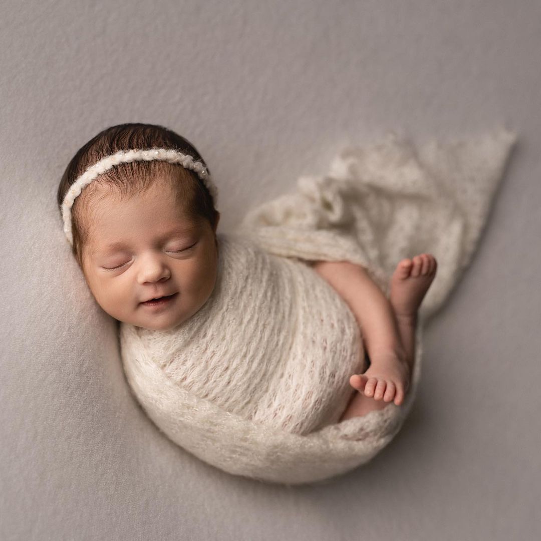 Саша Кабаева устроила фотосессию новорождённой дочке