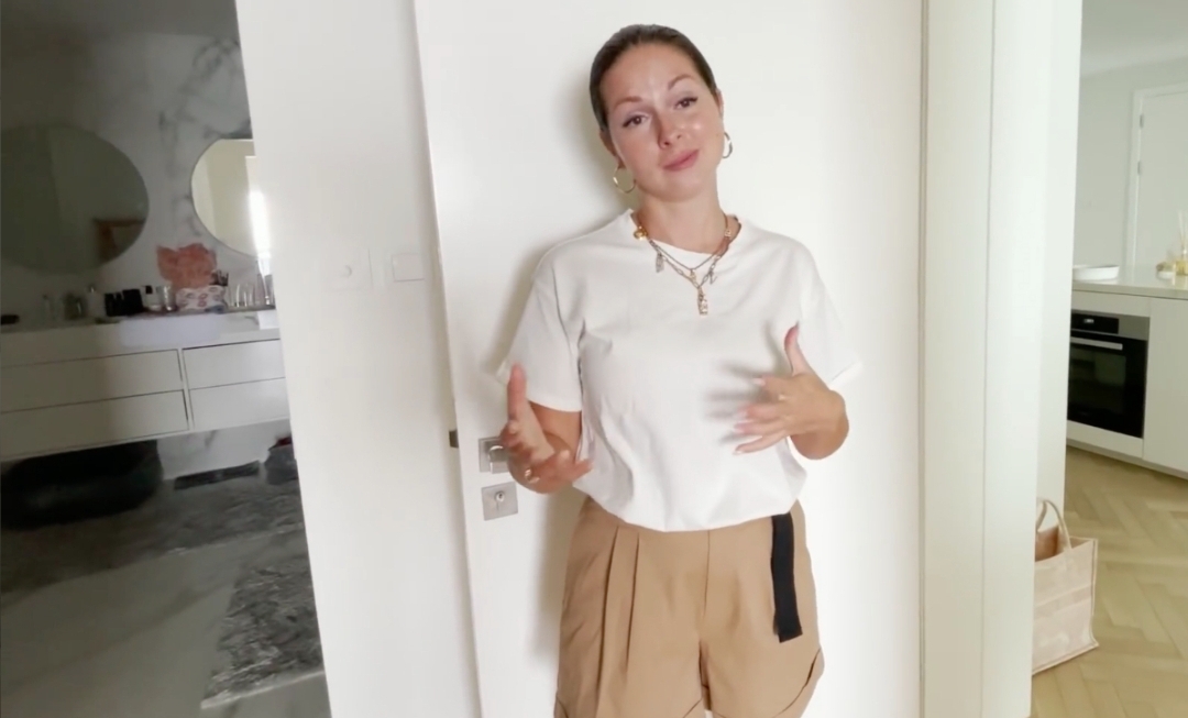 Грандиозное декольте и короткая юбка: Нюша прилетела в Россию и стала «Мамой года»