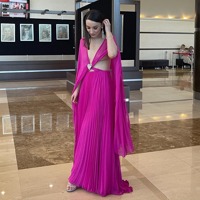 Виктория Дайнеко появилась на премии РУ.ТВ в откровенном платье и со своим бойфрендом