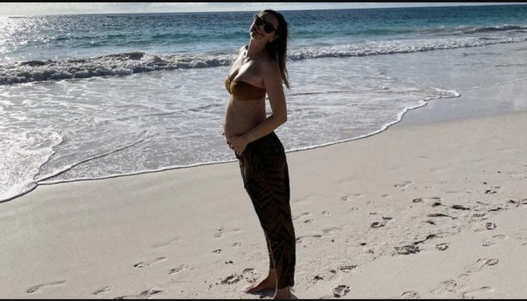 Мария Шарапова продемонстрировала внушительного размера беременный животик