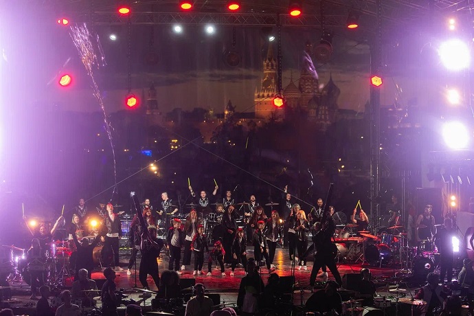Шоу, достойное Книги рекордов Гиннеса: в Москве состоялся флешмоб, собравший вместе сто барабанщиков и тысячи зрителей