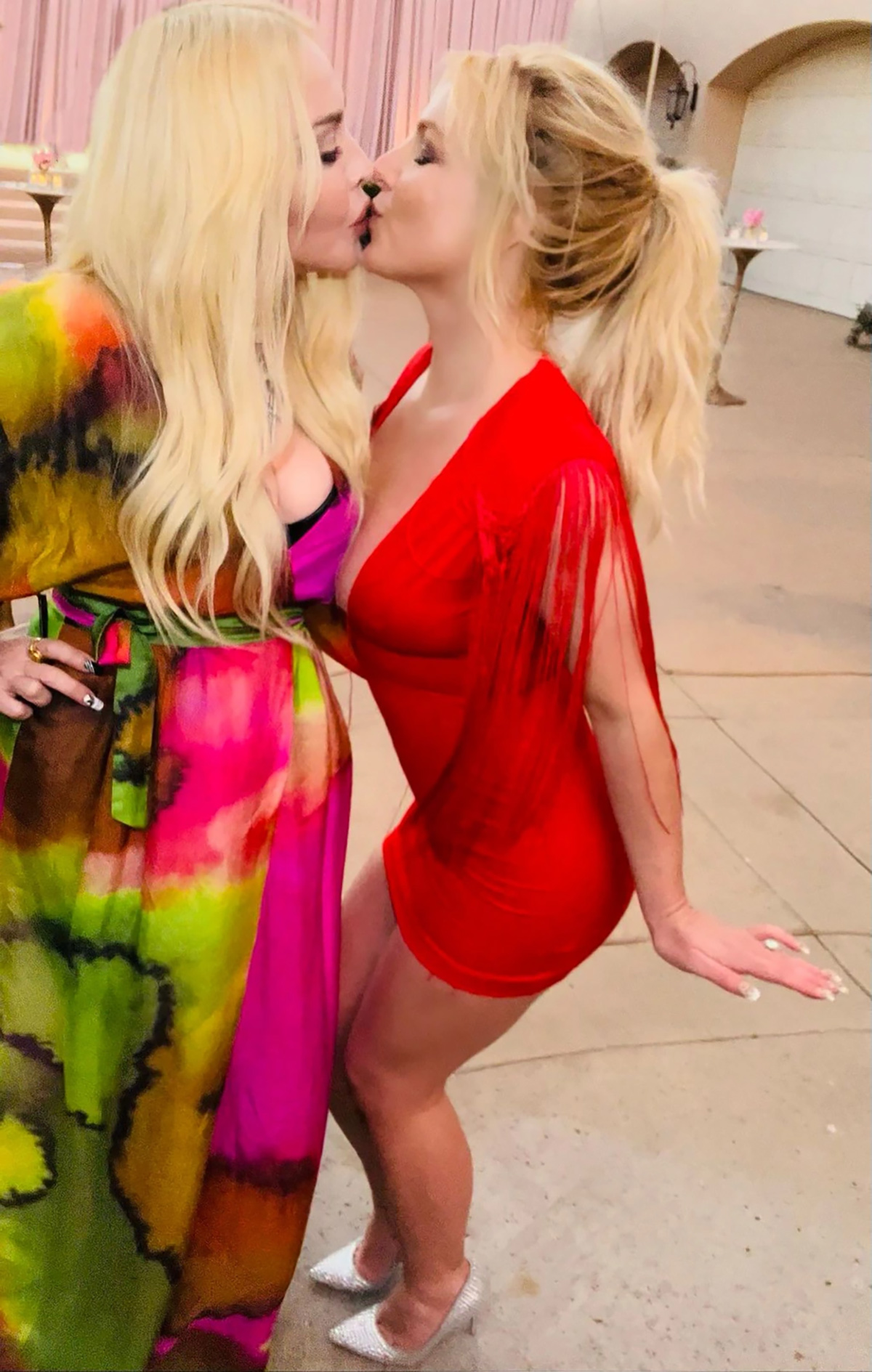 Танцы босиком, короткие платья и поцелуй с Мадонной: чем запомнилась свадьба Бритни Спирс