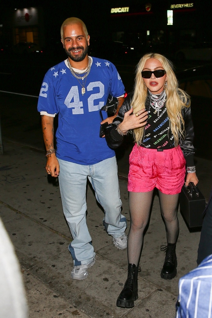Мадонна появилась на вечеринке в розовых шортах и с неизвестным мужчиной