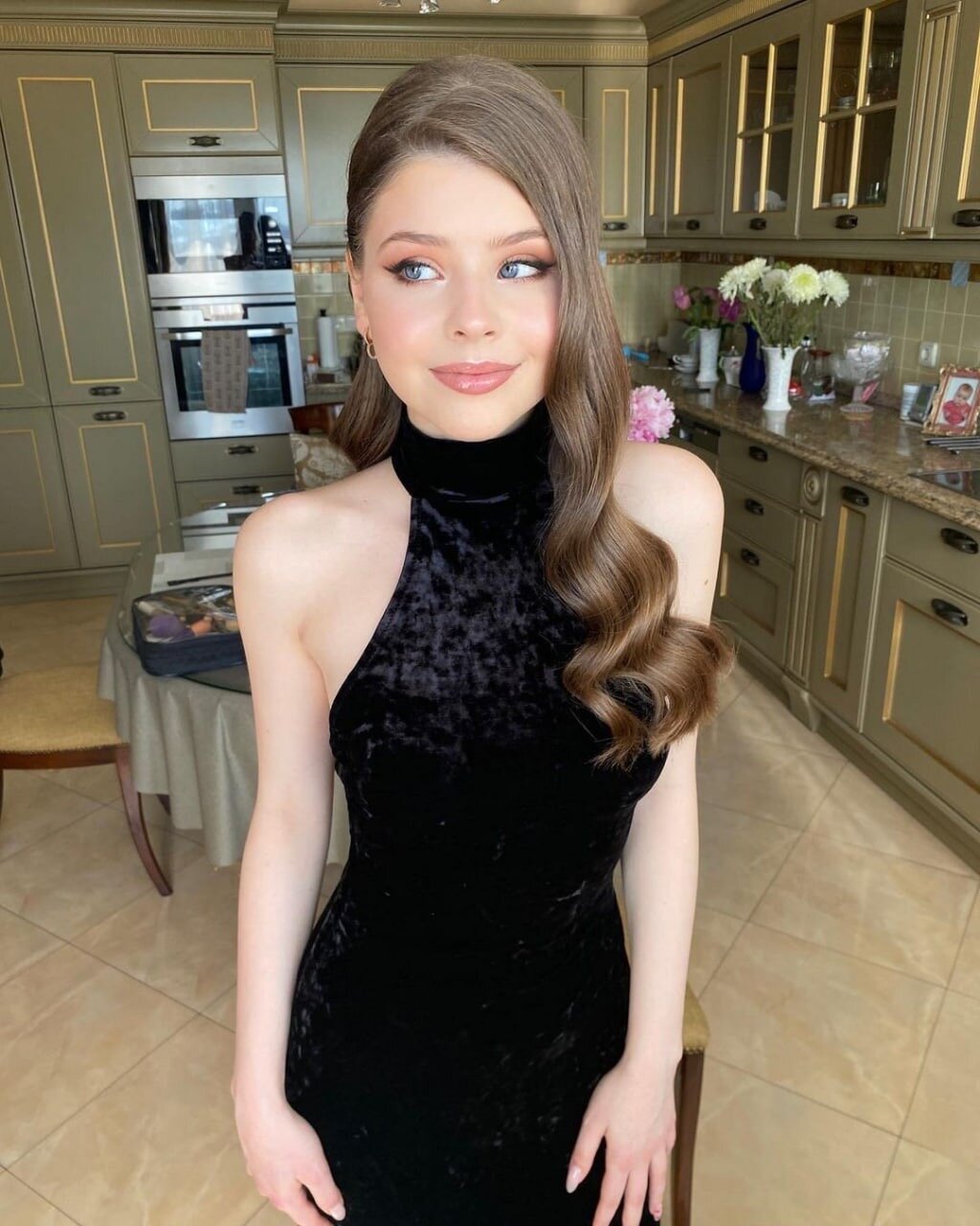 «Какая мадам!»: 16-летняя дочь Марины Зудиной и Олега Табакова пришла на выпускной