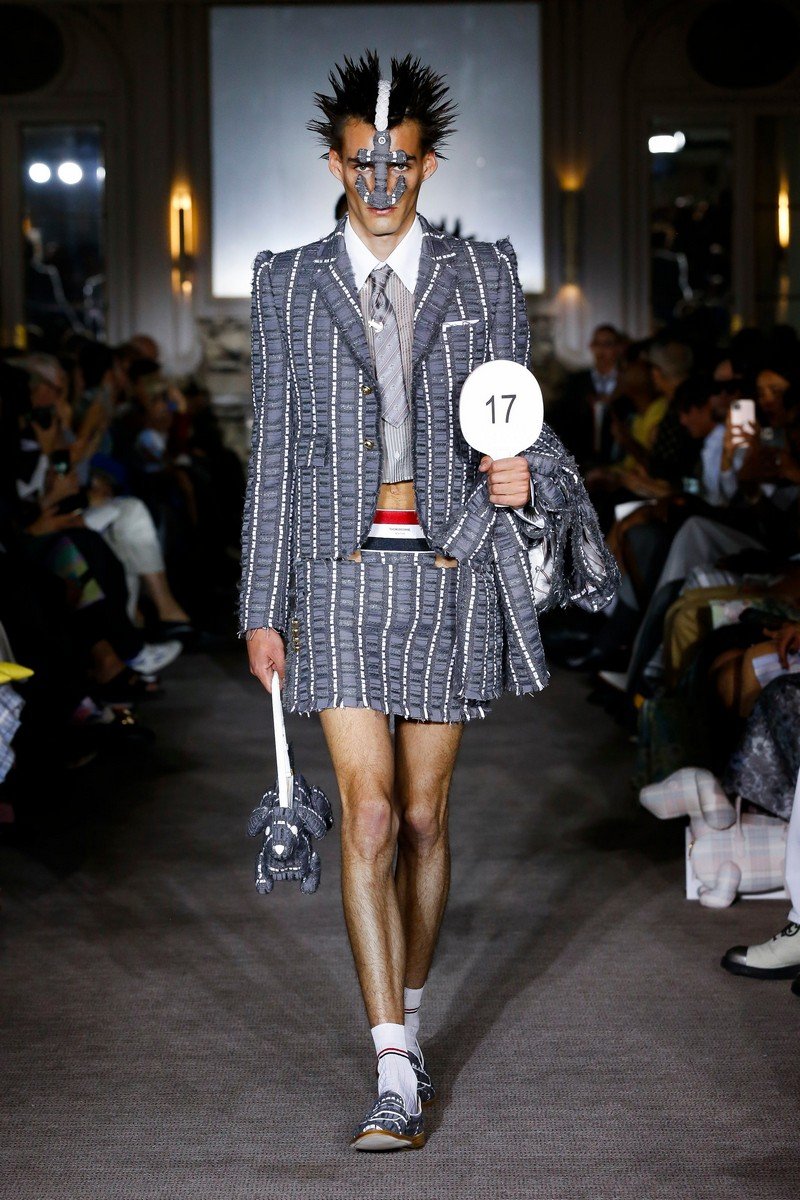 То ли мужчины, а то ли виденье: в Париже прошёл эпатажный показ Thom Browne 