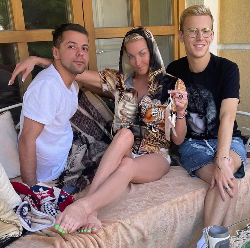 Новый молодой друг Насти Волочковой уже залез к ней под одеяло: кто он такой и откуда взялся