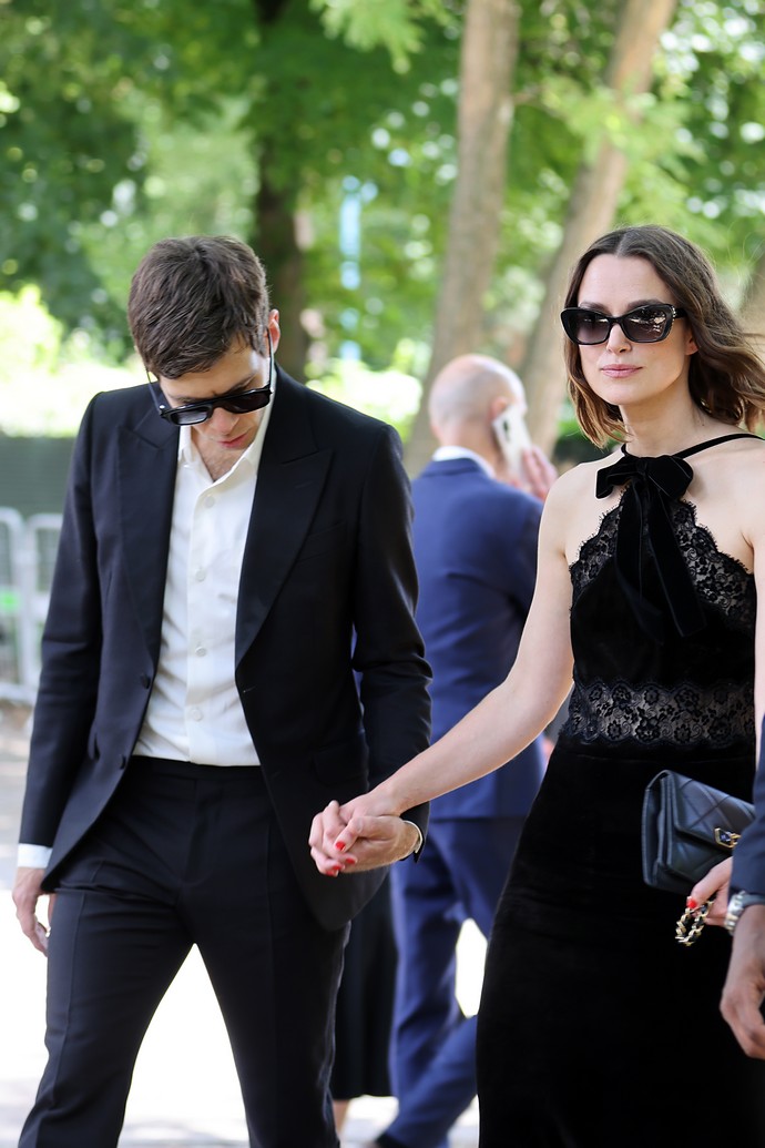 Кира Найтли появилась на показе мод в Париже с собственным мужем