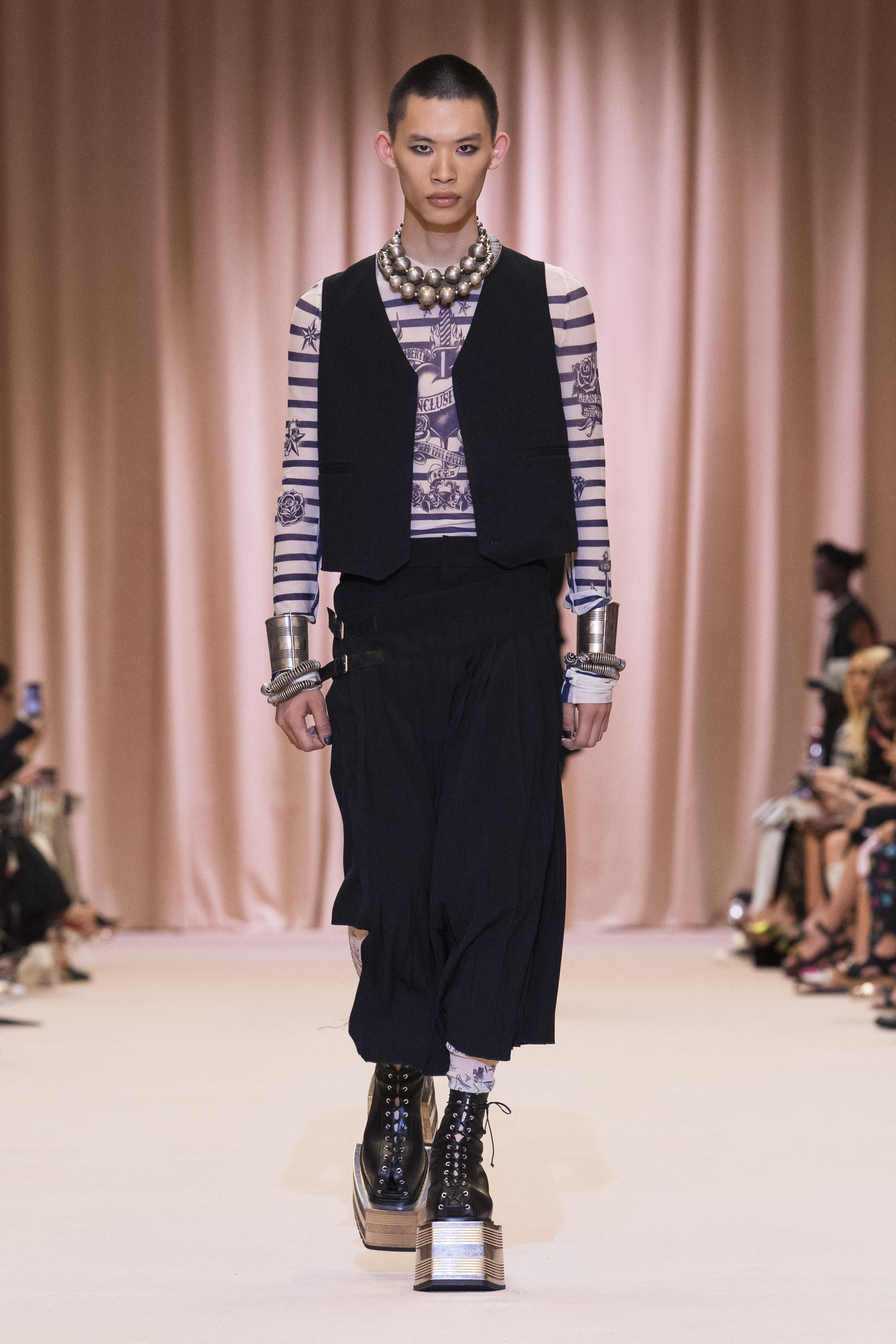 Оливье Рустен решил переосмыслить наследие Жана Поля Готье в своей новой коллекции одежды