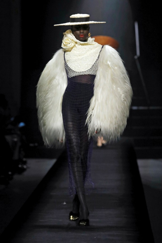 Модный дом Скиапарелли превратил сюрреализм в эротику: ТОП-10 откровенных нарядов