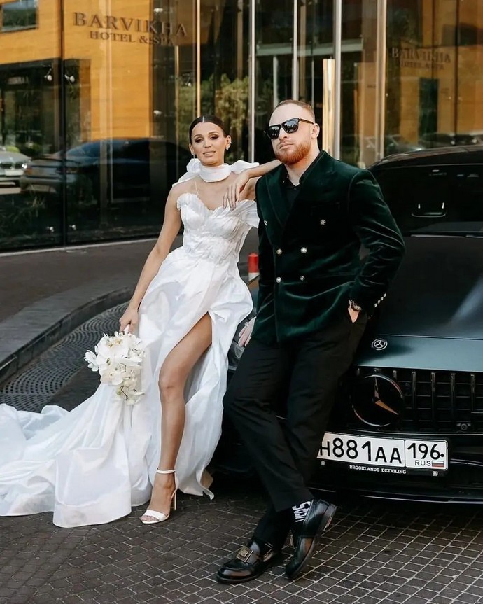 Исполнитель хита «Малиновый свет» Лёша Свик наконец-то женился, а его невеста на свадьбе с каждым платьем оголялась всё больше