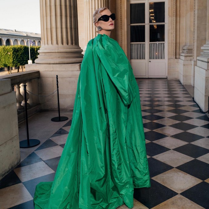 Рената Литвинова учудила даже в Париже, натянув зелёный мешок и перья