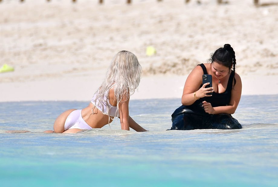 Папарацци застукали Ким Кардашьян во время любительской фотосессии в мокром, прозрачном, белом бикини