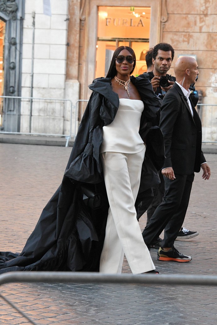 Наоми Кэмпбелл отказалась одеваться в супер-модные тренды на показе мод от дома Valentino
