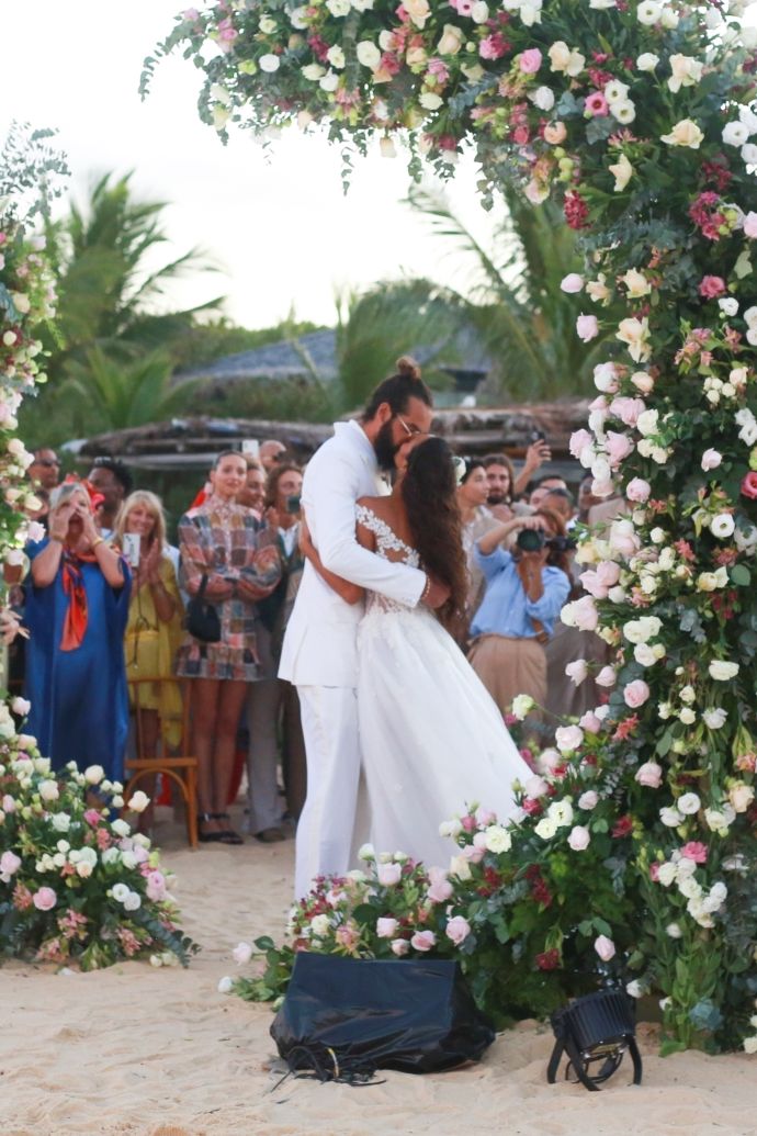 “Ах, эта свадьба, свадьба, свадьба пела и плясала”: Топ-модель Лаис Рибейро вышла замуж за игрока НБА Джоакима Ноа

