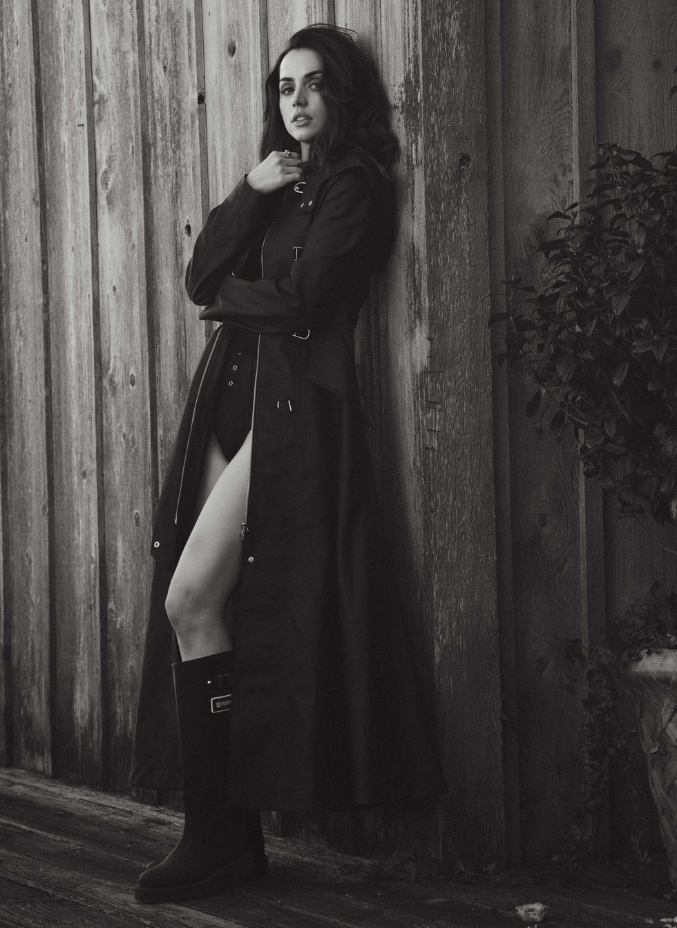 Актриса Ана де Армас позирует в нескромной фотосессии для журнала Elle