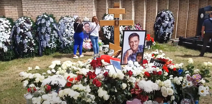 «Пришлось усилить охрану»: на могиле Юрия Шатунова происходит настоящая вакханалия