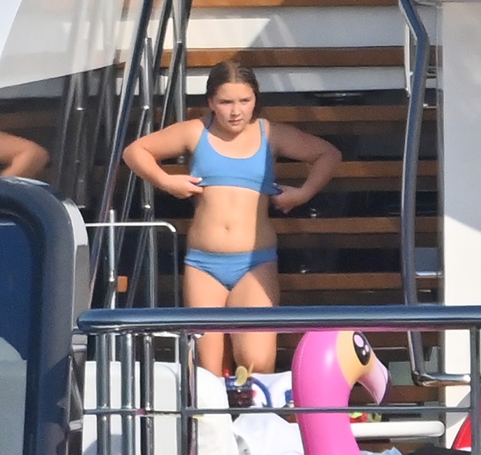 Папарацци оценили внешность подружки Круза Бекхэма Таны Холдинг, а также его 11-летней сестры Харпер Севен во время семейного отдыха на яхте
