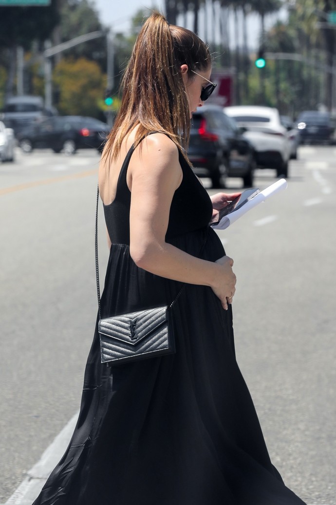 Эшли Грин - «вампирша-модница» из «Сумерек» даже беременная не упустила возможность похвастаться брендовой вещью