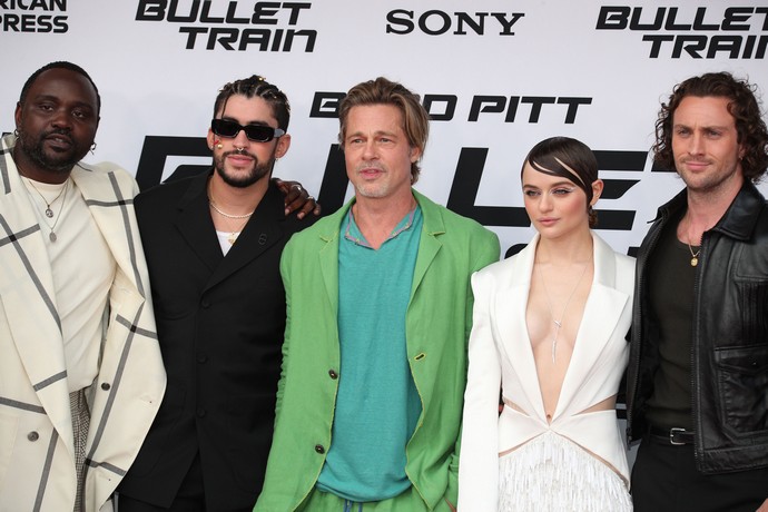 Брэд Питт в одежде попугая отплясывал джигу, а Джоуи Кинг оголилась ещё больше на премьере «Bullet Train» в Лос-Анджелесе