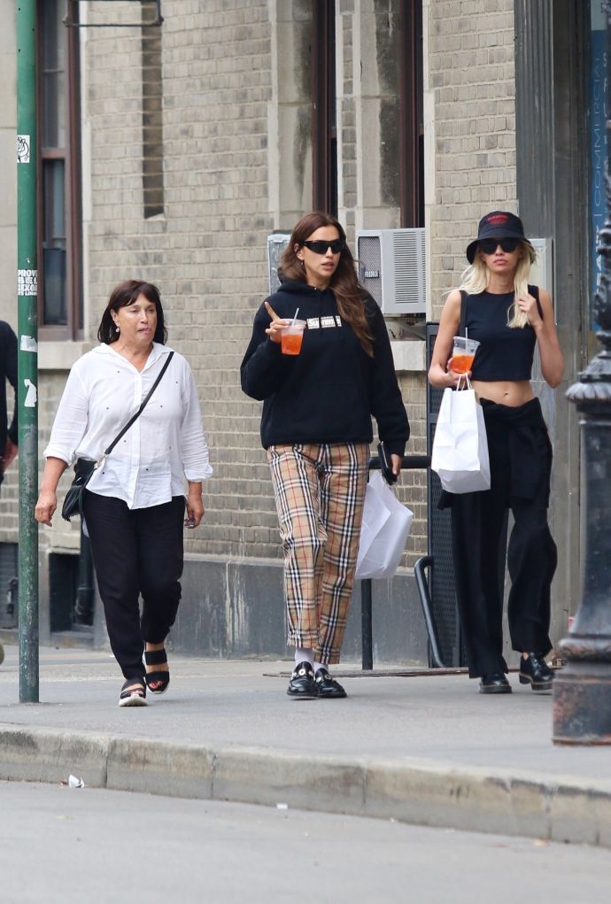 Папарацци сделали фото Ирины Шейк во время семейной прогулки с любовницей и мамой