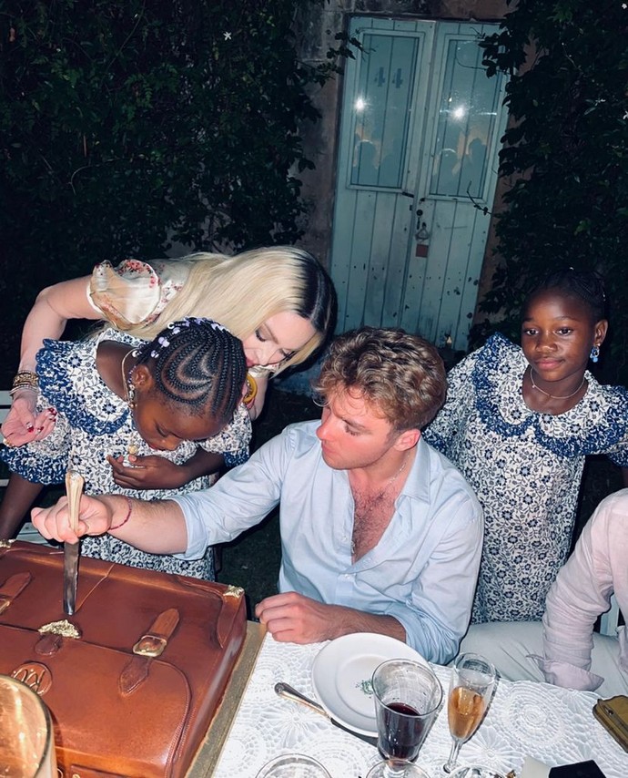 «Поцелуи с моими сучками»: Мадонна устроила оргию на Сицилии в честь своего дня рождения