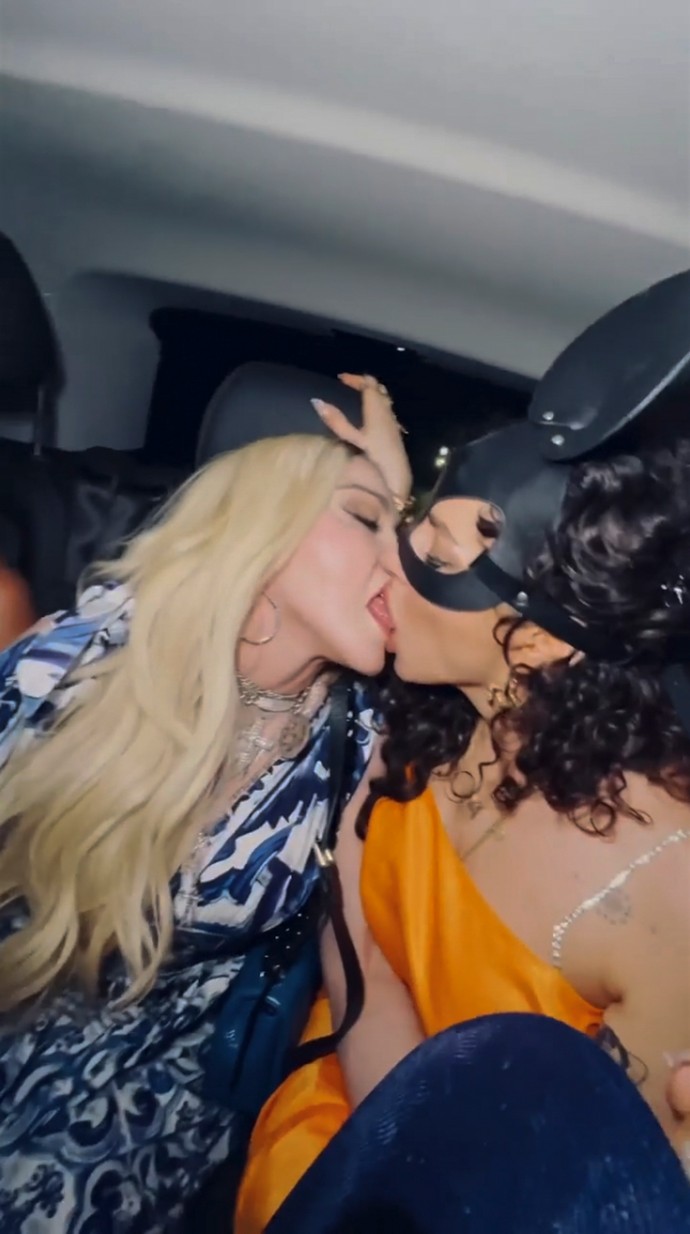 «Поцелуи с моими сучками»: Мадонна устроила оргию на Сицилии в честь своего дня рождения