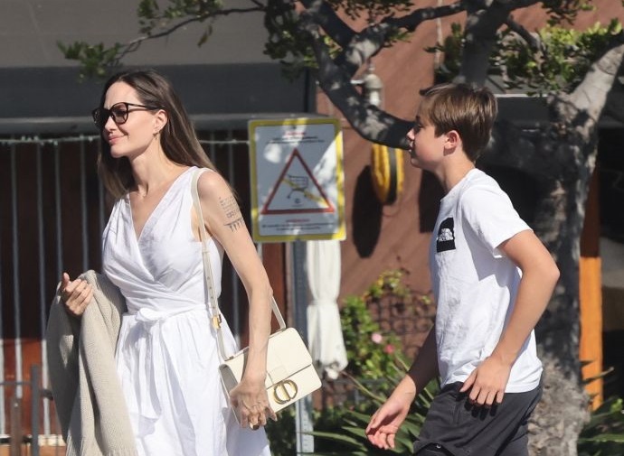 "Словно ангел": Анджелина Джоли вырядилась в прекраснейший образ, ходя за покупками с сыном