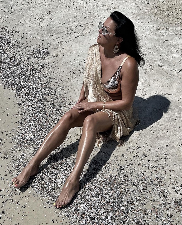 Анна Нетребко устроила фотосессию в золотом бикини