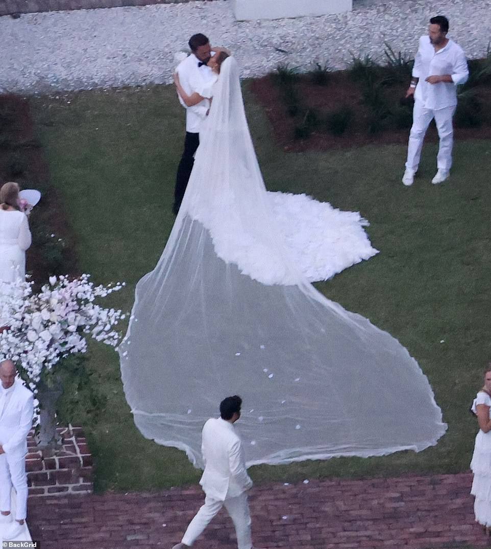 На своей очередной свадьбе с Беном Аффлеком Дженнифер Лопес предпочла появиться в белоснежном платье с фатой длинной несколько метров